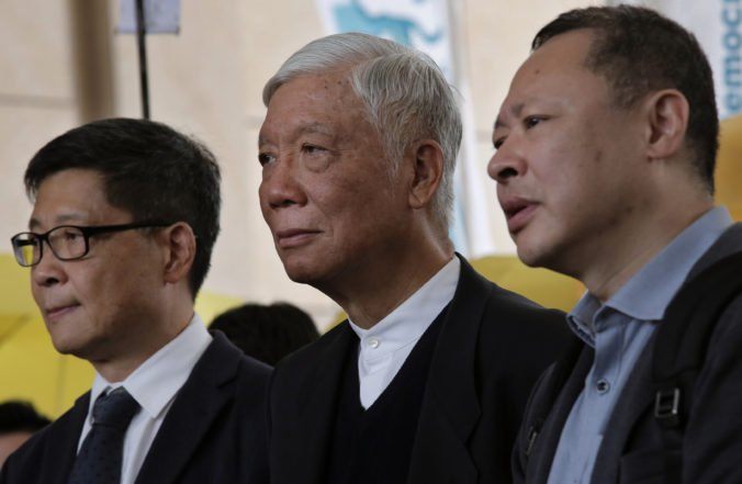Video: Odsúdili lídrov protestov v Hongkongu, proti verdiktu demonštrovali ľudia s dáždnikmi