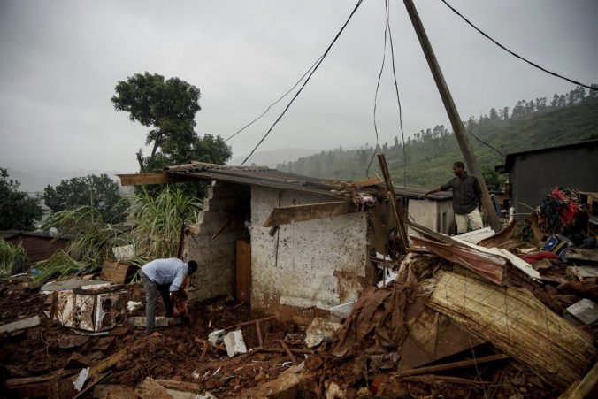 Počet obetí cyklónu Idai presiahol tisíc, záchranári už hľadajú len telá zosnulých
