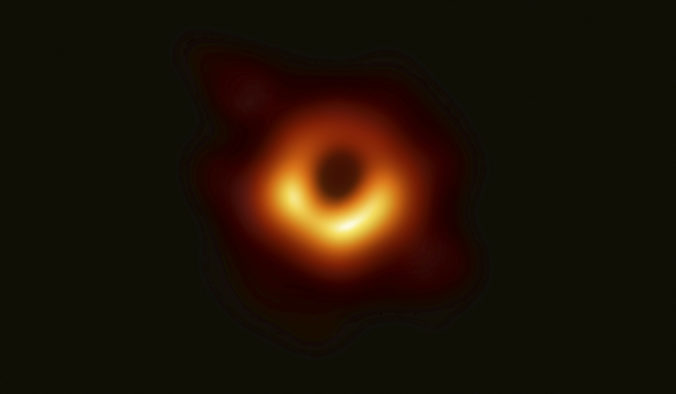 Prvá snímka čiernej diery je na svete, pripomína Sauronovo oko z Pána prsteňov