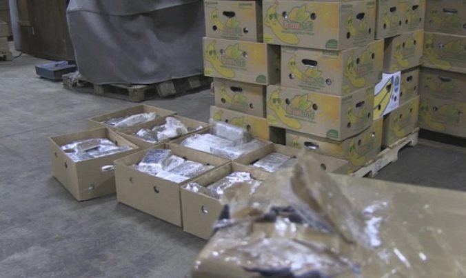 Čínska polícia zadržala desiatky kilogramov drog, boli ukryté v nákladnom aute s banánmi