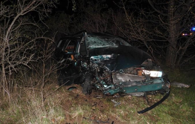 Foto: Vodič Citroënu si sadol za volant opitý a prišiel o vodičák, zrazil sa s mladíkom vo Forde