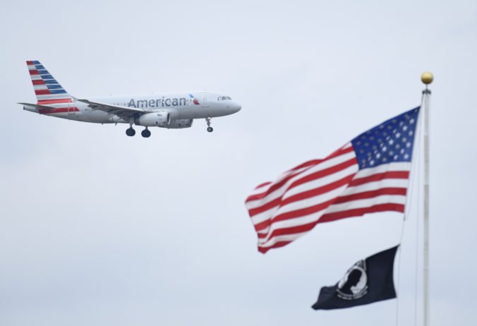 Lietadlo American Airlines si pri štarte poškodilo krídlo, pasažieri od strachu plakali
