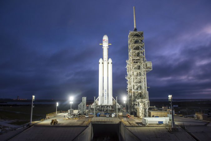 Štart rakety Falcon Heavy museli odložiť, Elon Musk uviedol dôvod