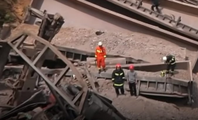 Video: V čínskej provincii Che-nan sa vykoľajil vlak s hliníkovou rudou a vrazil do domu