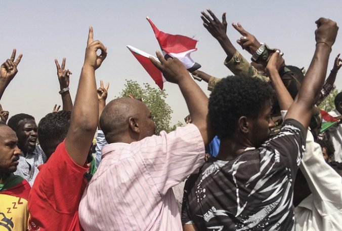 Demonštranti v Sudáne nesúhlasia s prechodnou vojenskou vládou, prevrat označili za podvod