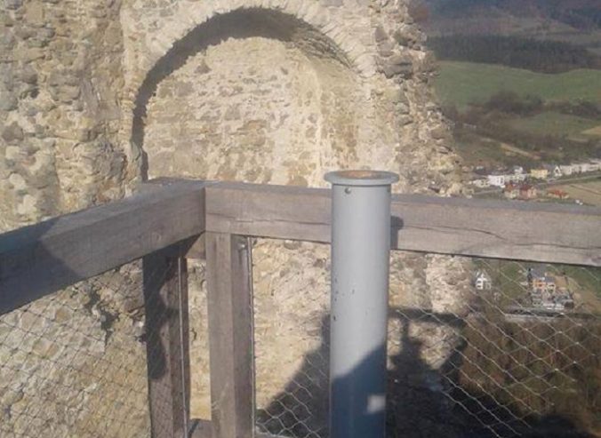 Foto: Z Považského hradu zmizol vyhliadkový ďalekohľad, zlodejovi hrozia až dva roky vo väzení