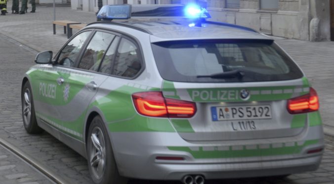 Nemecká polícia zadržala zlaté nablýskané Porsche, farbou údajne ohrozoval iných vodičov