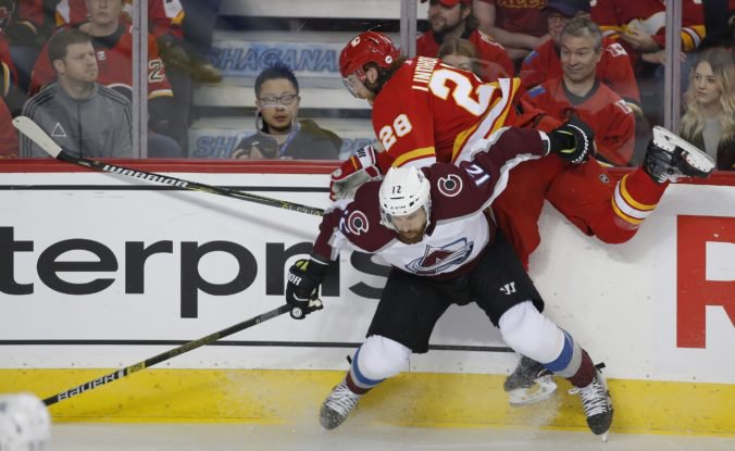 Video: Boston s Chárom začal play-off NHL prehrou, Washington a Calgary strelili po štyri góly