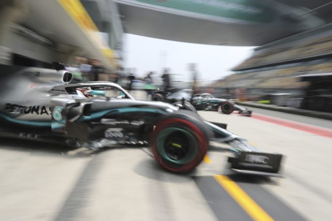 Video: Formula 1 oslavuje tisícku, Hamilton očakáva v Číne tesné preteky