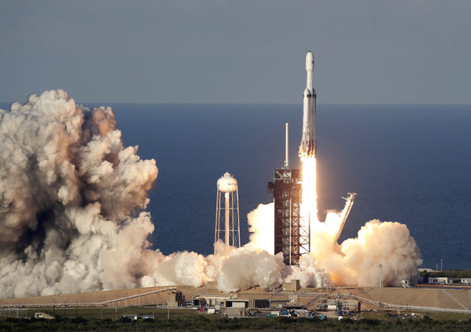 Video: Spoločnosť SpaceX na druhý pokus úspešne vypustila najnovšiu raketu Falcon Heavy
