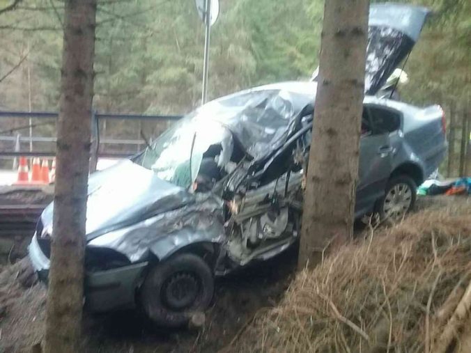 Foto: Pri obci Demänovská dolina vrazilo auto do stromu, jedna osoba nehodu neprežila