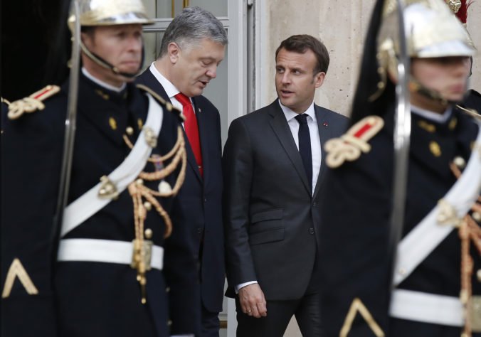 Macron sa stretol s Porošenkom aj Zelenským, s ukrajinskými kandidátmi mal konštruktívny dialóg