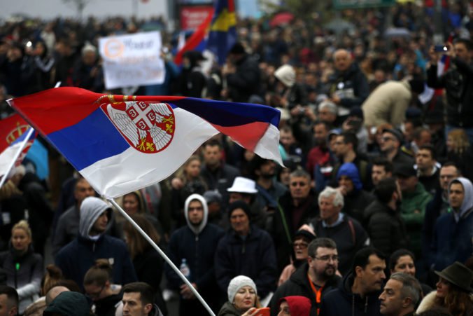 V Srbsku sa ľudia opäť zišli na protestoch proti Vučičovi a jeho údajným autoritárskym sklonom