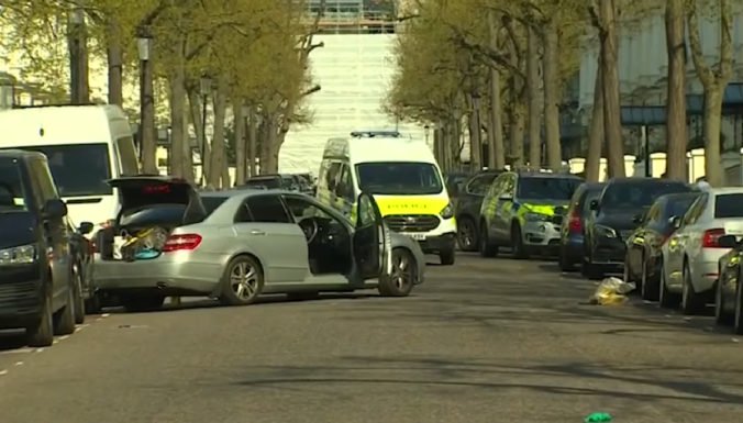 Video: Zatkli šoféra, ktorý v Londýne narážal do auta ukrajinského veľvyslanca