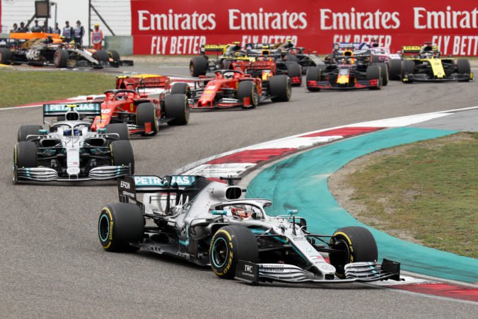 Lewis Hamilton ovládol Veľkú cenu Číny, celé preteky pred seba nikoho nepustil