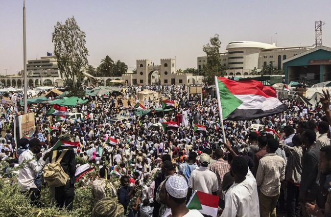 Video: Demonštranti v Sudáne pokračujú v protestoch proti armáde a žiadajú civilnú vládu