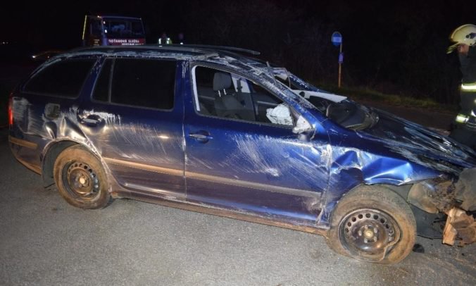 Foto: Auto po prejazde ľavotočivej zákruty zišlo z cesty a prevrátilo sa, vodič nehodu neprežil