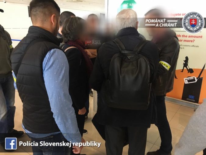 Foto: Polícia na letisku v Bratislave zadržala muža, prípad sa týka Slovenských elektrární