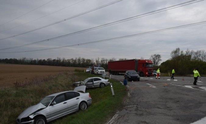 Foto: Vodič Mercedesu zrejme zaspal za volantom a zrazil sa s dvoma autami