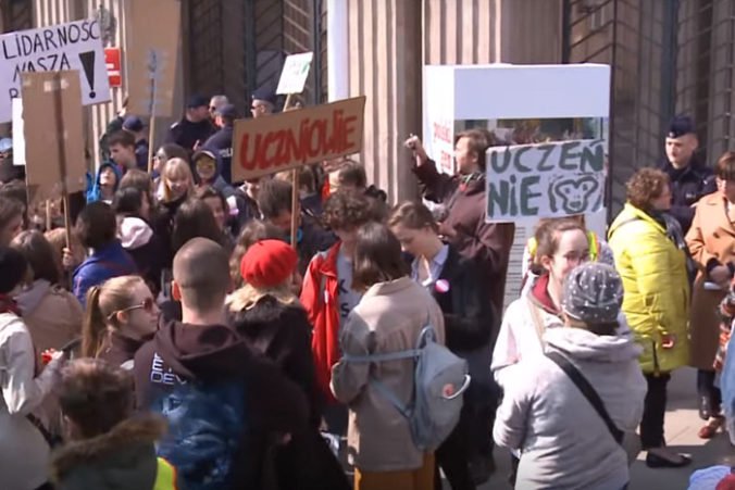 Vláda v Poľsku tvrdí, že nemá peniaze na splnenie požiadaviek štrajkujúcich učiteľov