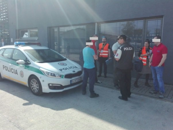 Foto: Policajti si posvietili na nelegálne pracujúcich cudzincov a zo Slovenska ich vyhostili