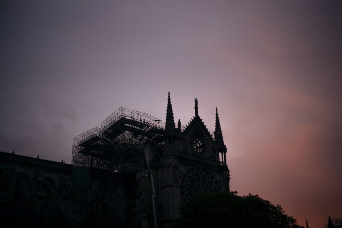 Foto: Pozrite si, ako slávnu katedrálu Notre Dame v Paríži zničil požiar