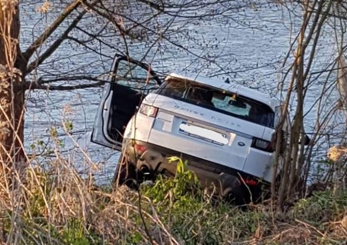 Foto: V Hrone našli havarovaný Range Rover bez vodiča, na mieste zasahujú aj potápači