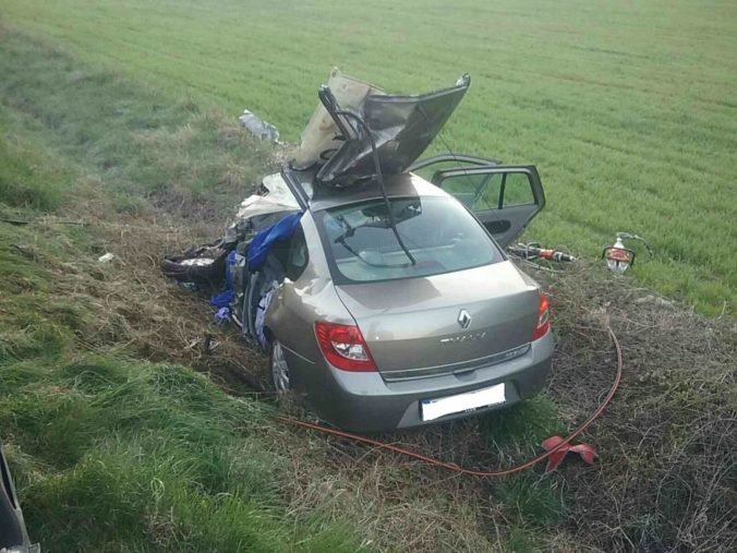 Foto: V Slavci sa zrazilo osobné auto s kamiónom, nehoda si vyžiadala obeť