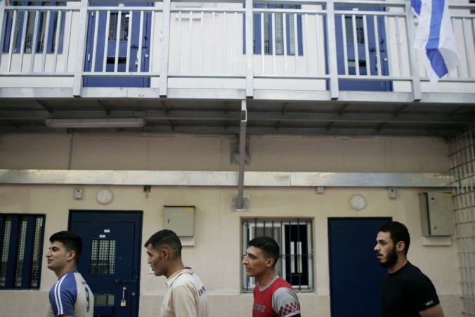 Izrael nainštaloval vo väzení rušičky signálu mobilných telefónov, desiatky väzňov štrajkovali