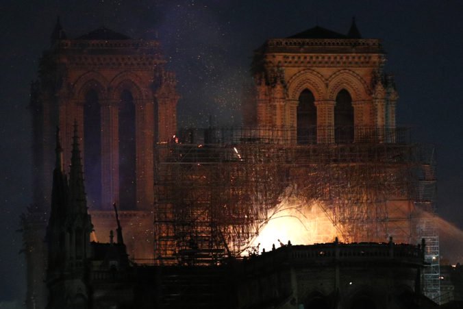 Miliardári sľubujú veľké sumy na obnovu Notre-Dame, Arnaultovci dajú 200 miliónov eur