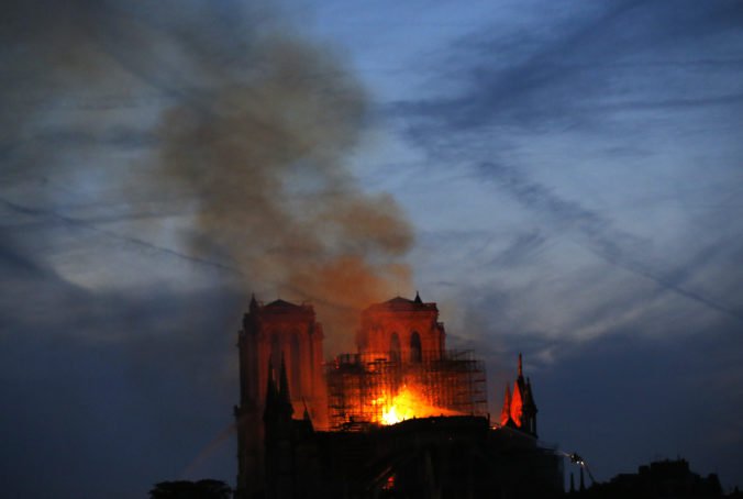 Video: Macron prisľúbil obnoviť katedrálu Notre-Dame v Paríži, ktorú zničil mohutný požiar