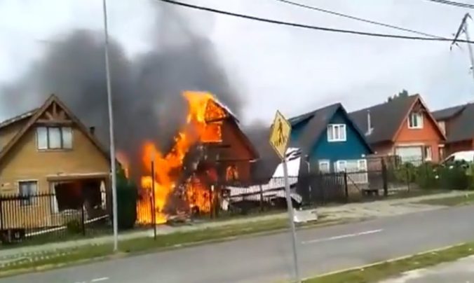 Video: Malé lietadlo padlo na rodinný dom, zahynuli všetci pasažieri