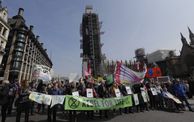 Video: Polícia v Londýne zatkla desiatky aktivistov, protesty proti klimatickej zmene pokračujú