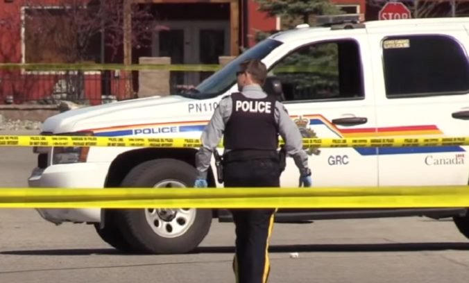 Video: Streľbu v meste Penticton neprežili štyria ľudia, podozrivý sa sám prihlásil na polícii