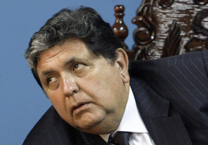 Exprezident Peru Alan García sa zastrelil, keď ho prišla zatknúť polícia