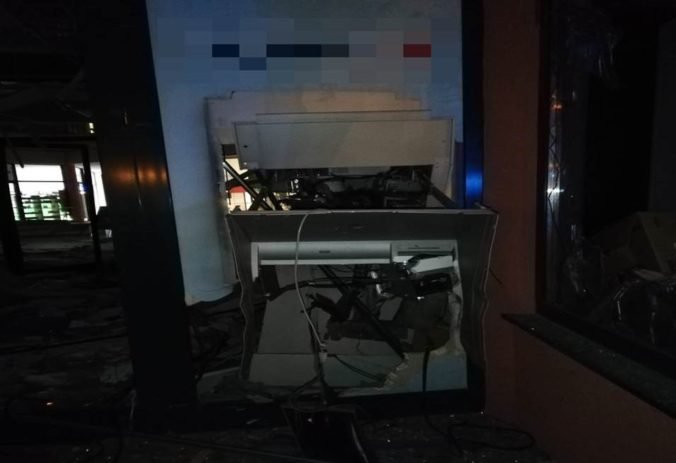 Foto: Obvinili štyroch Rumunov, ktorí odpálili bankomaty v Chorvátskom Grobe