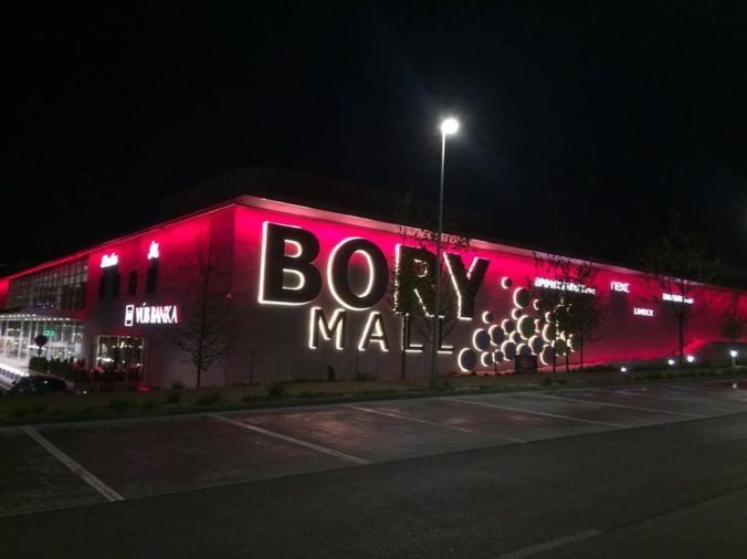 Nákupné centrum Bory Mall bude dnes svietiť na červeno