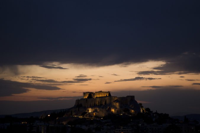 Ponad aténsku Akropolu sa prehnala mohutná búrka, blesk zranil štyroch ľudí