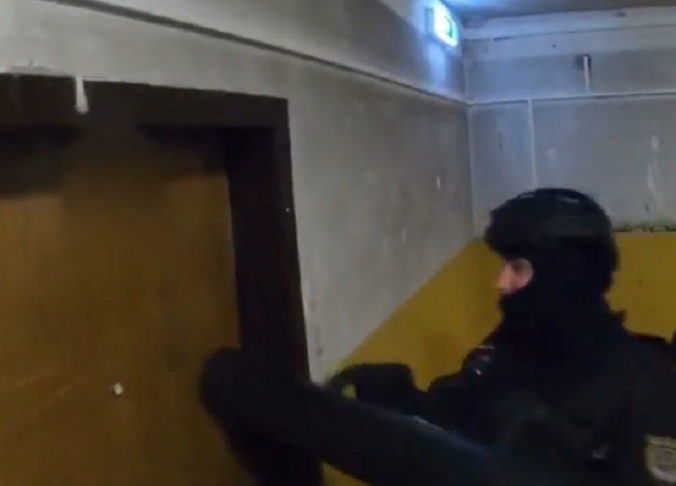 Video: Policajti vtrhli do bytu v Petržalke a zadržali Bratislavčana, ktorý unikal pred trestom