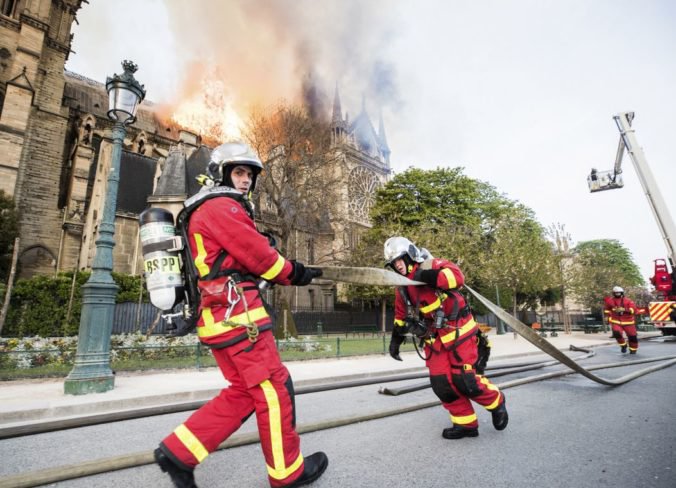 Francúzsko si uctí hasičov, ktorí zabránili úplnému zničeniu katedrály Notre Dame
