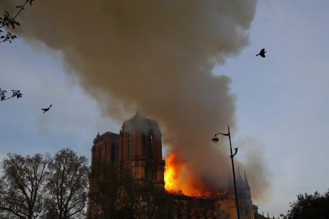 Požiar v katedrále Notre-Dame pravdepodobne zapríčinil elektrický skrat