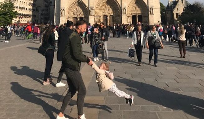 Twitter je posadnutý fotografiou dievčatka pred katedrálou Notre-Dame