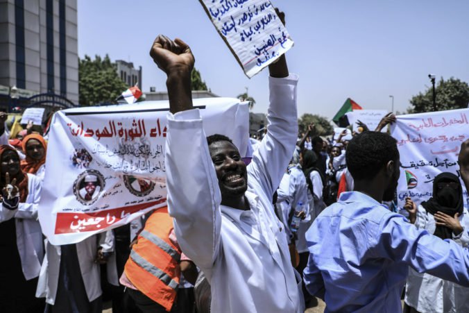 Video: Sudánska armáda zatkla bratov zvrhnutého prezidenta al-Bašíra