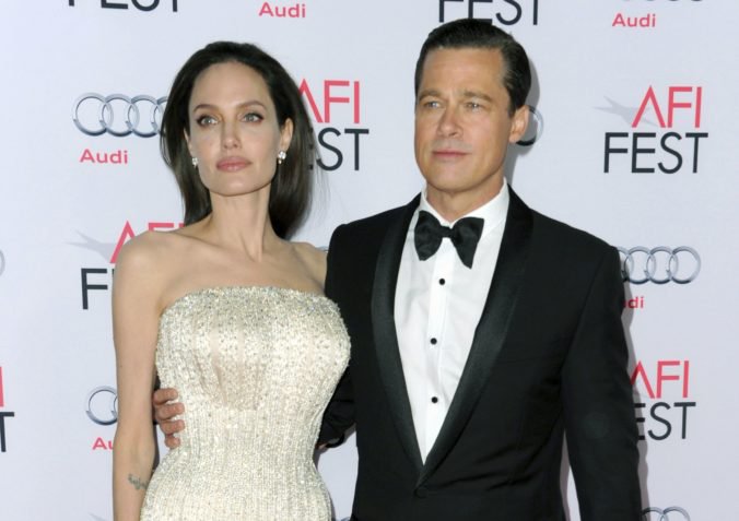 Angelina Jolie a Brad Pitt sú už rozvedení, herečka si zmenila aj meno