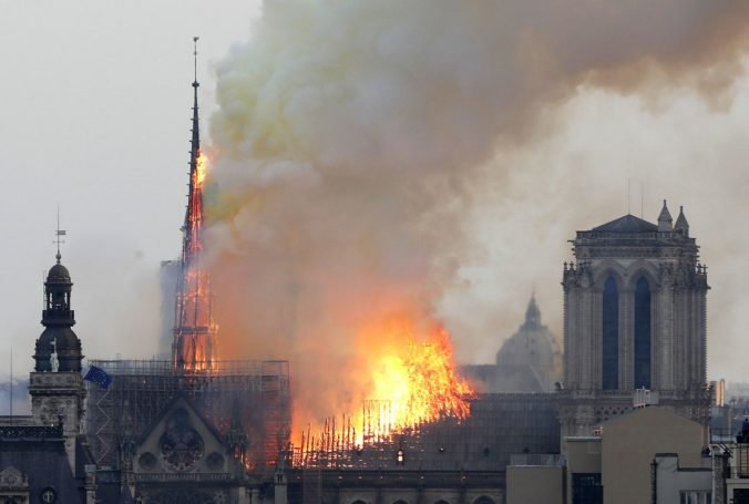 Na obnovu zhorenej katedrály Notre-Dame môžu prispieť aj Slováci