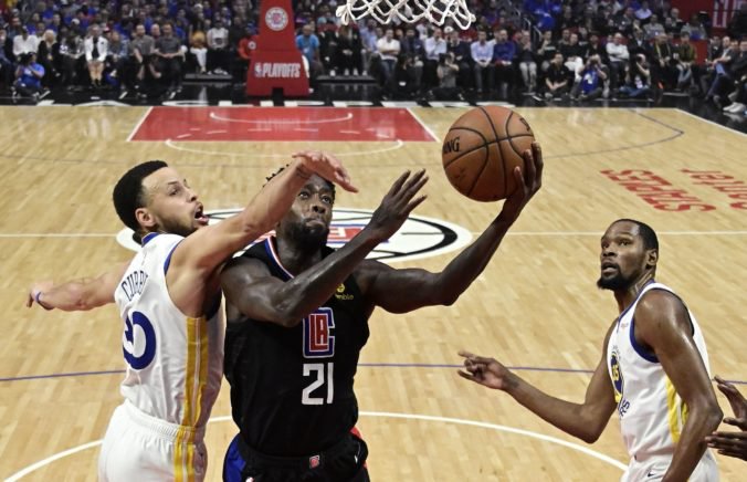 Video: Warriors v play-off NBA odčinili domáci kolaps, 76ers vyhrali aj bez Embiida a uspeli aj Spurs