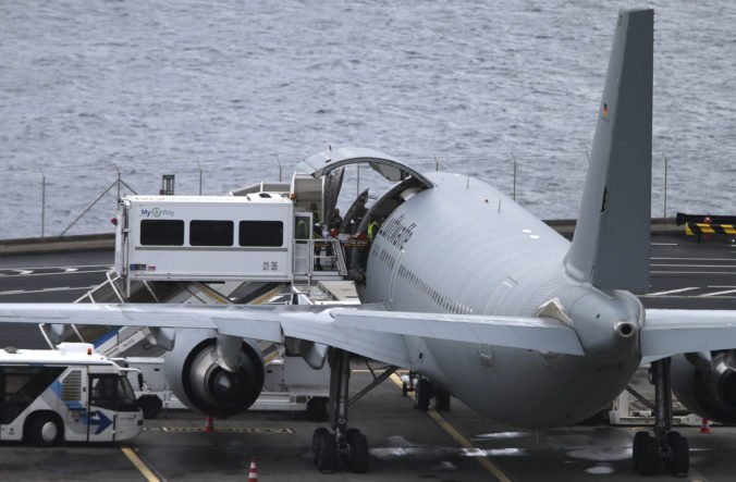 Nemecké vojenské lietadlo odviezlo turistov, ktorí prežili haváriu autobusu na Madeire