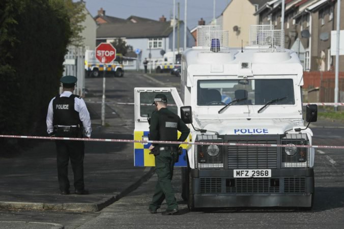 Polícia zatkla dvoch tínedžerov v prípade zastrelenia novinárky McKeeovej v Londonderry