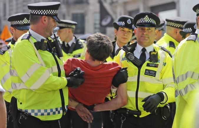 Polícia zatkla počas protestov stovky ekologických aktivistov, ktorí chcú „vypnúť Londýn“