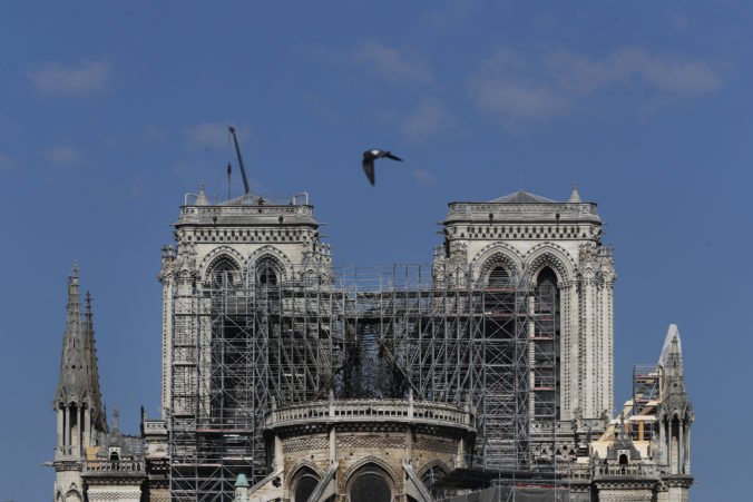Státisíce včiel z úľov na streche katedrály Notre Dame prežili ničivý požiar